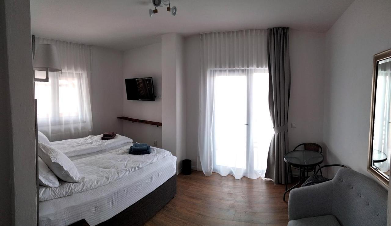 Casa Comilor Bed & Breakfast Surdesti  Exterior foto