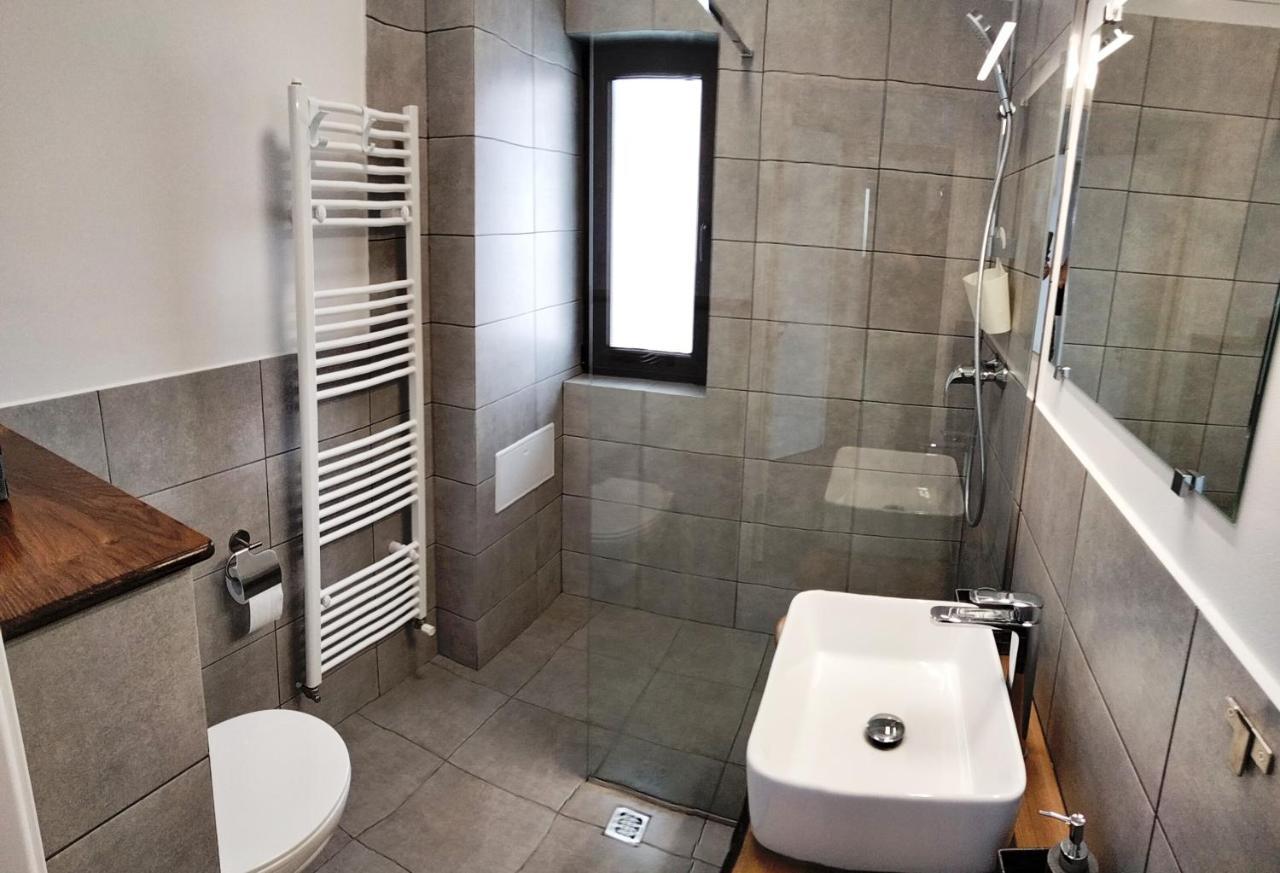 Casa Comilor Bed & Breakfast Surdesti  Exterior foto