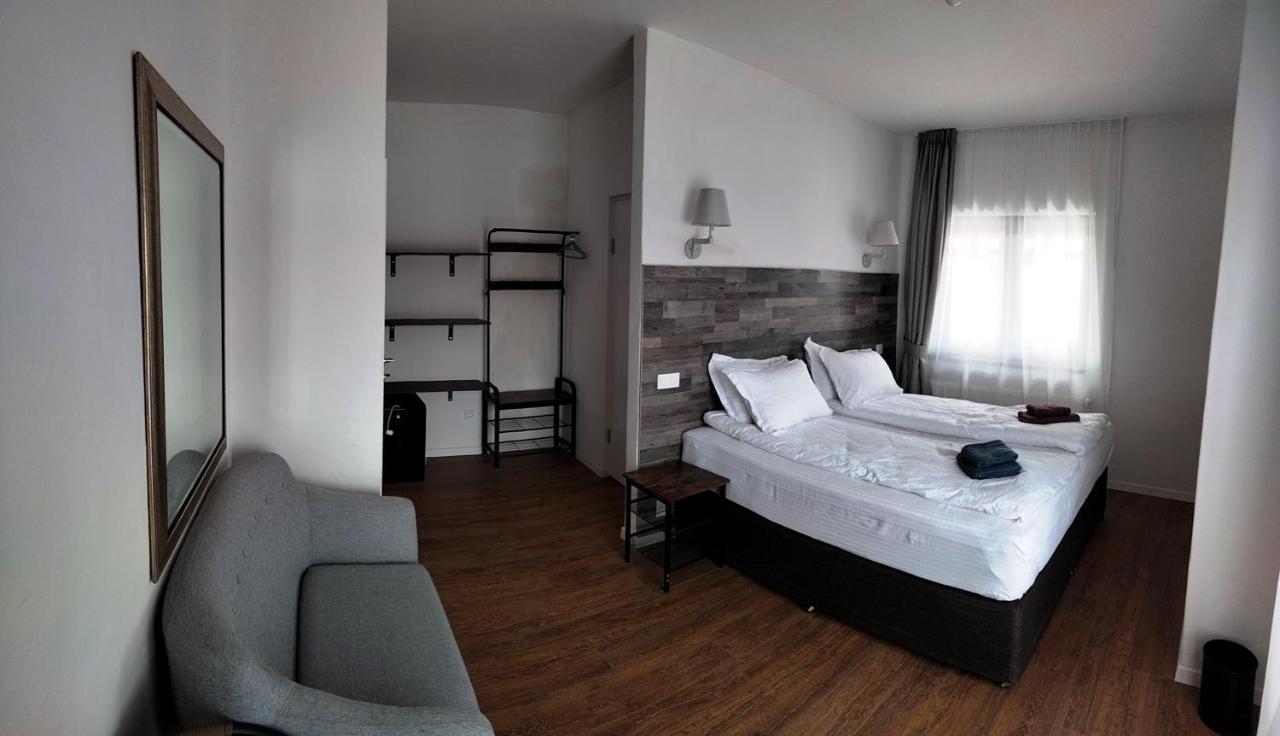 Casa Comilor Bed & Breakfast Surdesti  Exterior foto