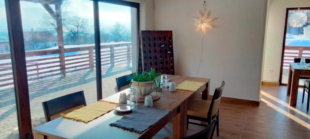 Casa Comilor Bed & Breakfast Surdesti  Exterior foto