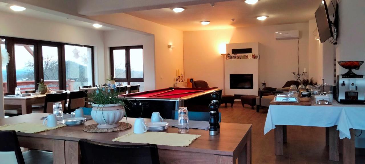 Casa Comilor Bed & Breakfast Surdesti  Exterior foto