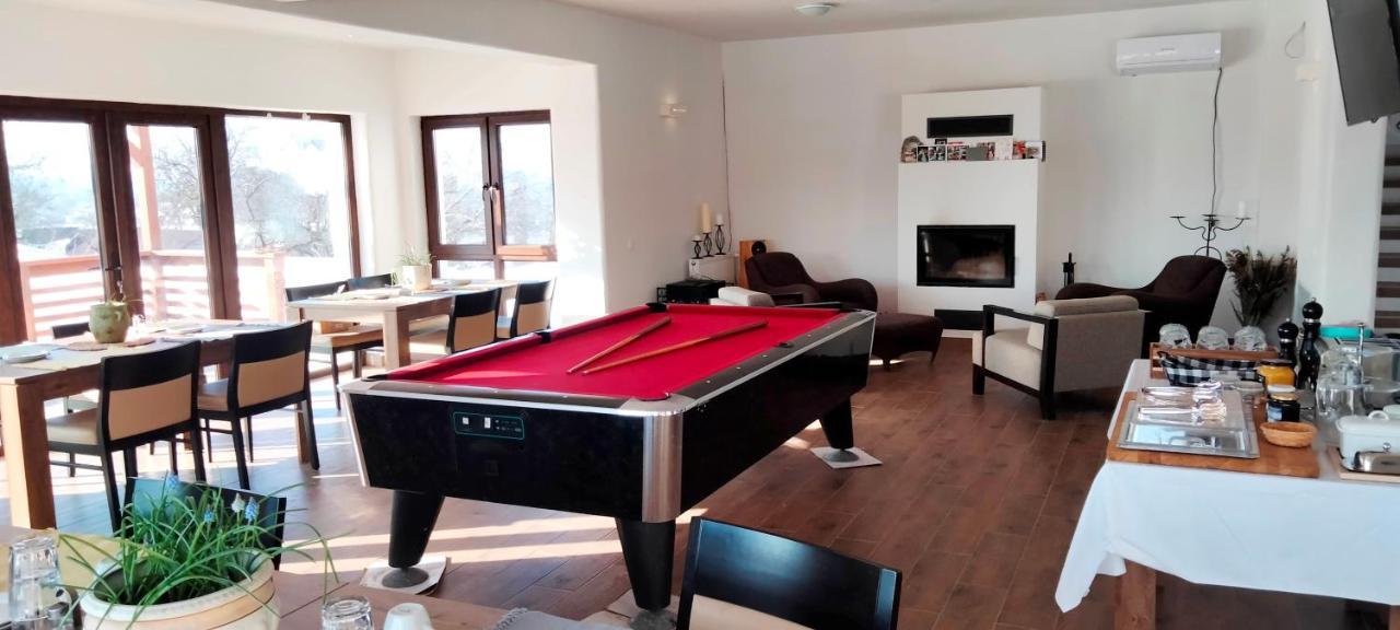 Casa Comilor Bed & Breakfast Surdesti  Exterior foto